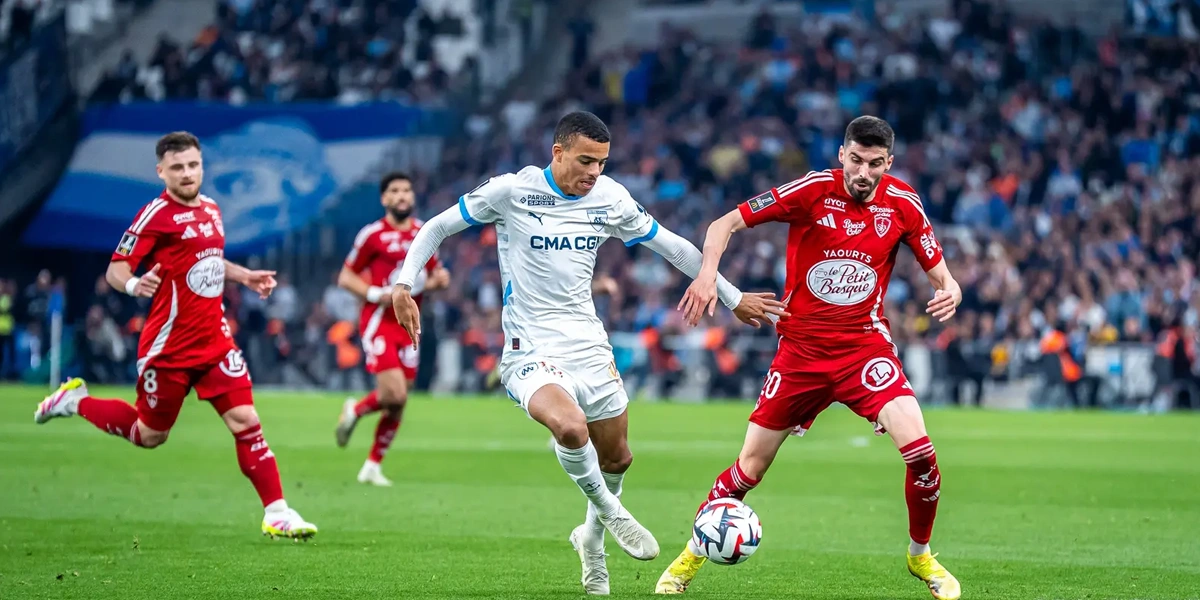 Brest-Tampil-Solid-di-Lini-Depan